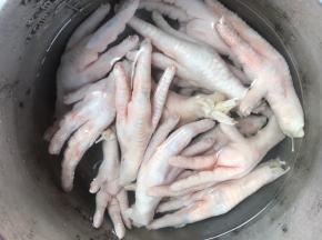 放入冷水锅中，大火煮沸，捞出沥干水分