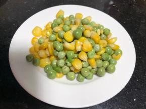 甜玉米和青豆煮熟备用