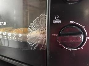 放入提前预热好的烤箱底层，上下火180度烤30分钟