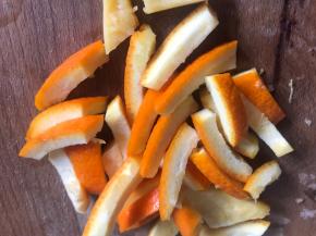 挖去橙肉丢弃，把橙皮切成小条