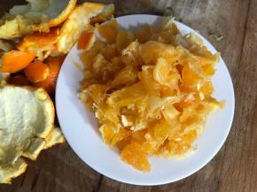 鲜橙洗净，取出果肉，掰碎备用