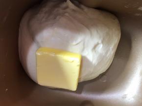 面团揉好后，加入软化好的黄油