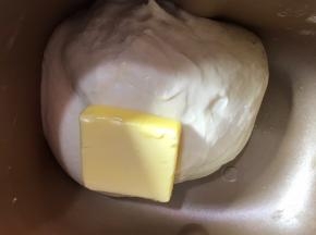 面团揉好后，加入软化好的黄油
