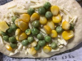 再撒上甜玉米和青豆