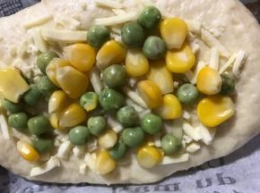 再撒上甜玉米和青豆