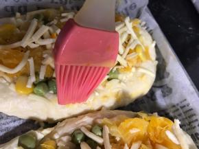 在周边刷上蛋黄液，密封发酵至两倍大