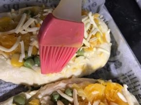 在周边刷上蛋黄液，密封发酵至两倍大