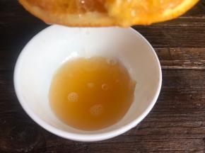 鲜橙洗净，切开两半，挤出橙汁