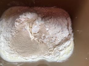 把面包坯除黄油以外的食材，全部放入面包机桶中，揉成光滑面团