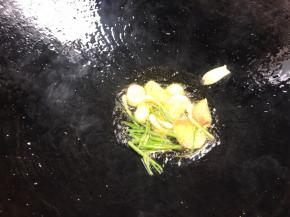 锅烧热油，爆香姜片、蒜片和葱段