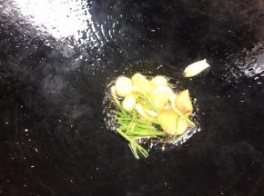 锅烧热油，爆香姜片、蒜片和葱段