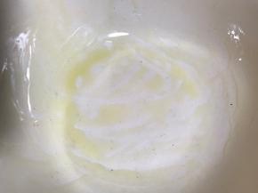 容器内壁抹上少许玉米油