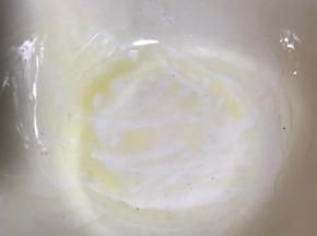 容器内壁抹上少许玉米油