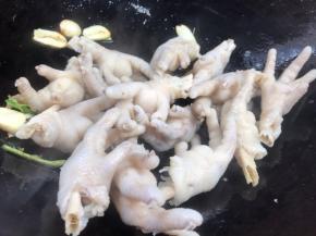放入鸡爪，翻炒至干水