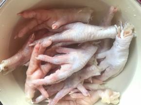 鸡爪用清水浸泡半小时，再剪去指甲，洗净沥水