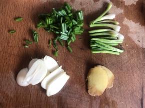 备好姜片、蒜片、葱段和葱花