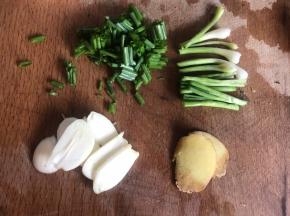 备好姜片、蒜片、葱段和葱花