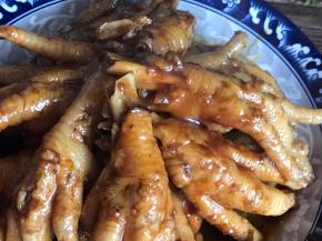 把鸡爪用筷子夹入盘中，橙皮丢弃