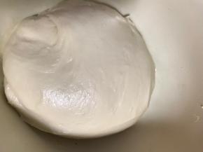 把揉好的面团放入容器中，密封发酵至两倍大