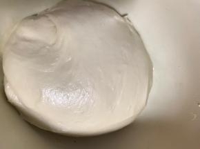 把揉好的面团放入容器中，密封发酵至两倍大