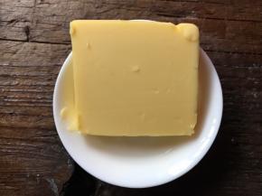 从冰箱取出黄油，称重室温软化