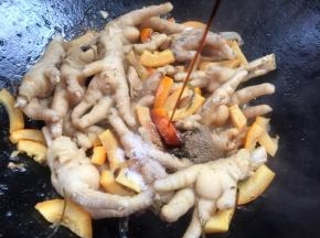 时间到，开盖加入盐、胡椒粉和生抽，翻炒均匀至入味