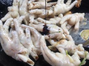 淋入料酒炒匀，再淋入老抽翻炒均匀至上色