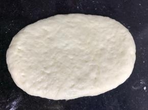 醒发好的面团擀成自己喜欢的样子