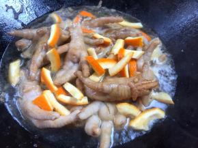 加入橙皮，煮沸后盖上锅盖，中火烧10分钟