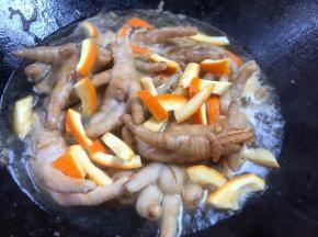 加入橙皮，煮沸后盖上锅盖，中火烧10分钟