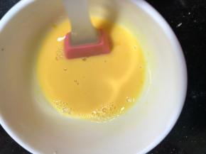 蛋黄液加入少许清水，搅拌均匀备用