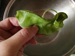 把豆角两边的筋撕下来