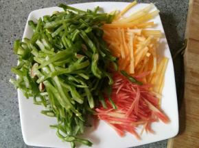 豆角和胡萝卜都切丝，我用了两个颜色胡萝卜为了配色好看。蒜切碎。