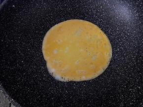 鸡蛋在平底锅中摊成饼