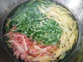 把豆角丝和胡萝卜丝放沸水中焯熟