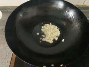 热锅凉油下蒜末爆香