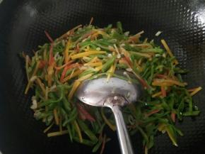 把豆角丝和胡萝卜丝放进去翻炒，加盐和蚝油调味