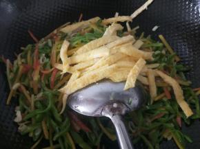 翻炒均匀再放入蛋丝，蛋丝脆弱不要大力翻炒，可以用筷子挑着拌匀