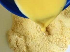 加入黄油粉碗中。