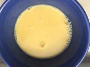 蛋液与牛奶、香草液混合。