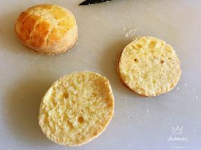 从圆饼的中间切开。