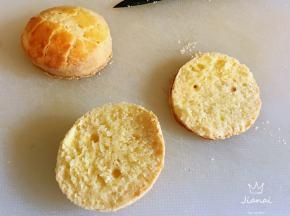 从圆饼的中间切开。