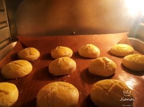 烤箱160度预热，小饼码放在烤盘中，表面刷一层薄薄的蛋液，送入烤箱中层，烤18～20分钟。