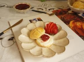 挤上提前打发的淡奶油，中间加上一颗草莓的草莓酱，摆盘即可。