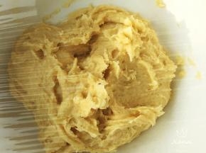 覆盖保鲜膜，入冰箱冷藏半小时，使黄油凝固，容易整形。