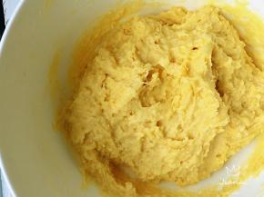 翻拌至无干粉颗粒即可，不要过度搅拌，以免面粉上劲。