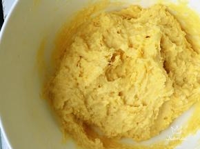 翻拌至无干粉颗粒即可，不要过度搅拌，以免面粉上劲。