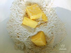 加入室温软化的黄油。