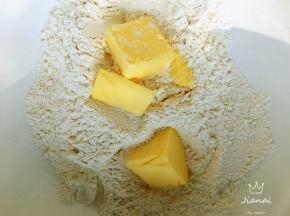 加入室温软化的黄油。
