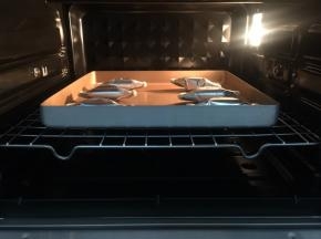 放入烤箱预热200度上下火烤10分钟，每家烤箱温度都在不一样，烤的过程最好看着，一点点上色就可以